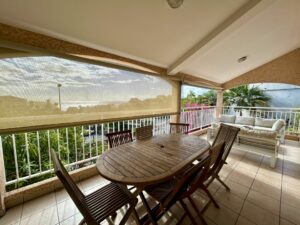 VILLA T9 AVEC DEPENDANCE A ST GILLES LES BAINS DE LA REUNION