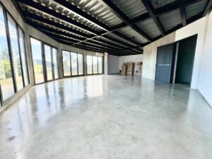 Local commercial zone industrielle